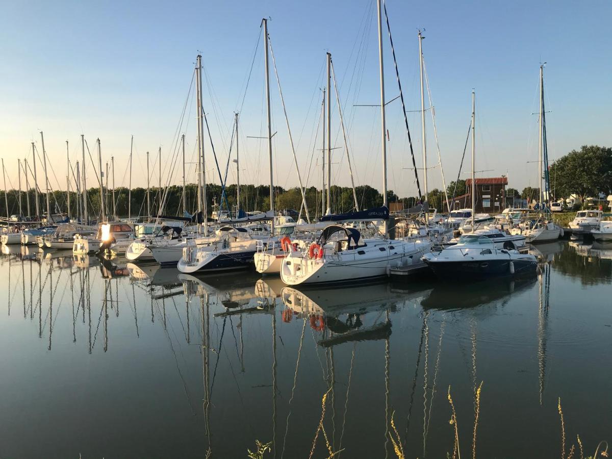 Mobil Home Avec Spacieuse Terrasse A Meschers Proche De Royan Экстерьер фото